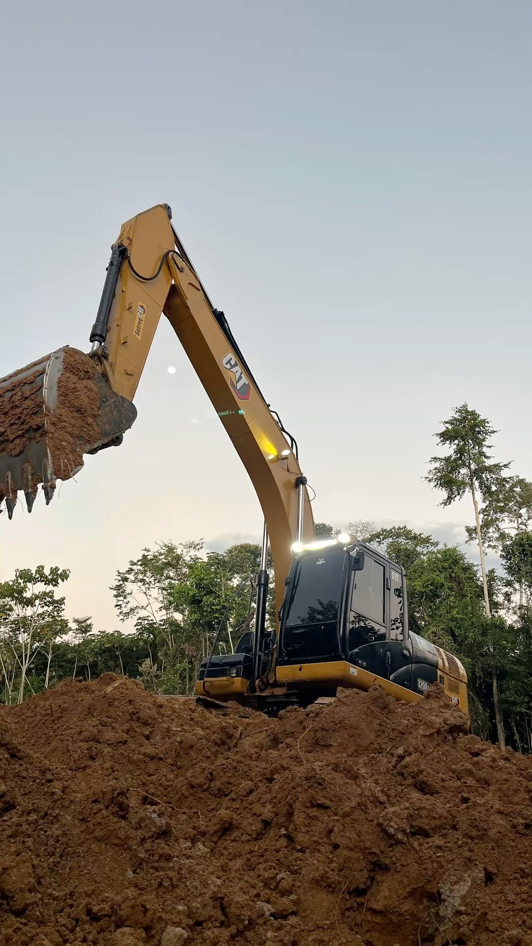 Pelle mécanique CAT sur un chantier de terrassement en Guadeloupe