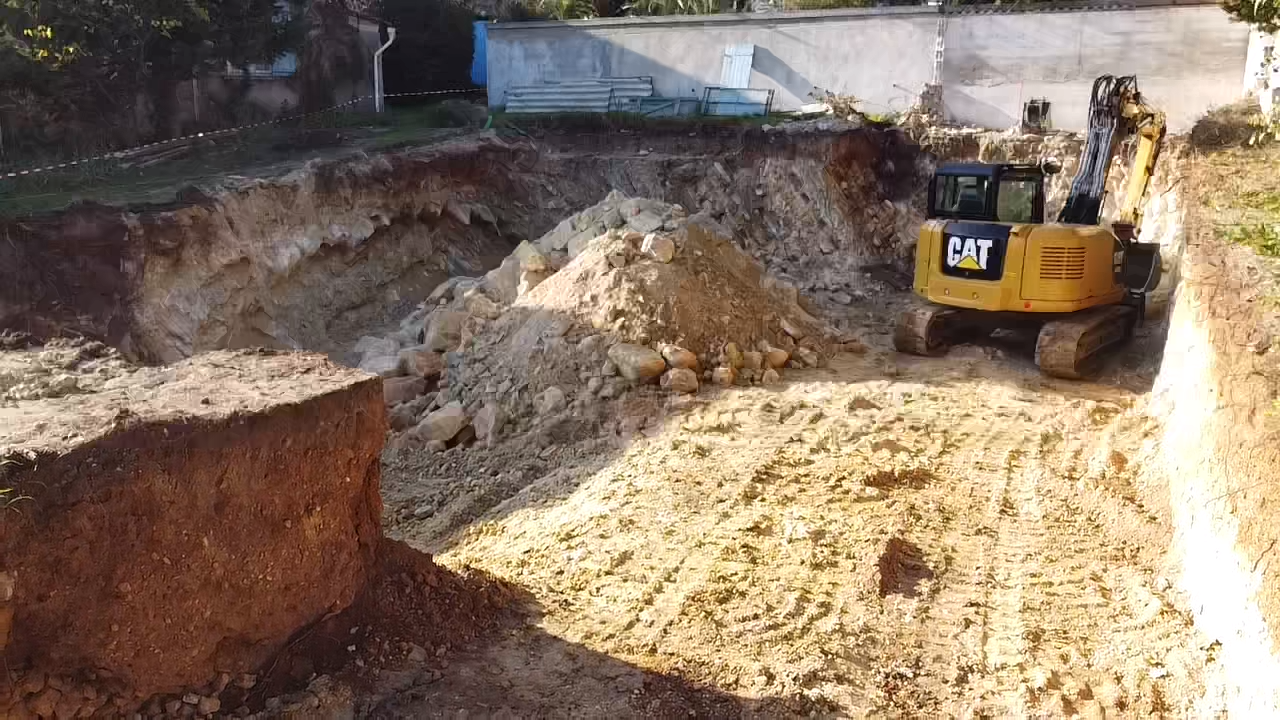 Chantier de terrassement avec pelle CAT en Guadeloupe